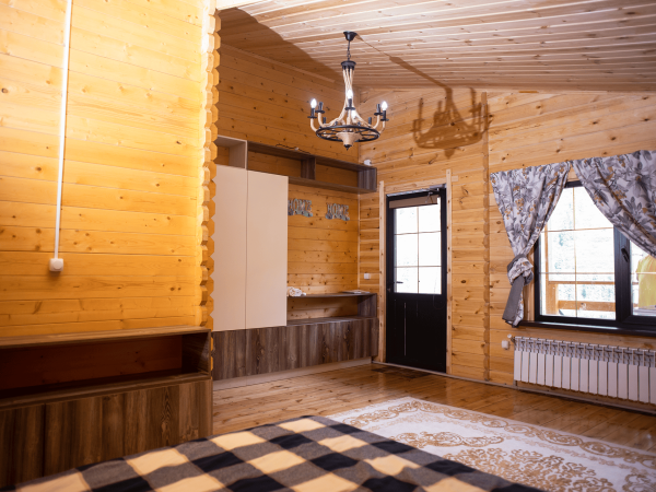 cozy-wooden-cabin-with-fireplace-flatscreen-tv-mountain-views